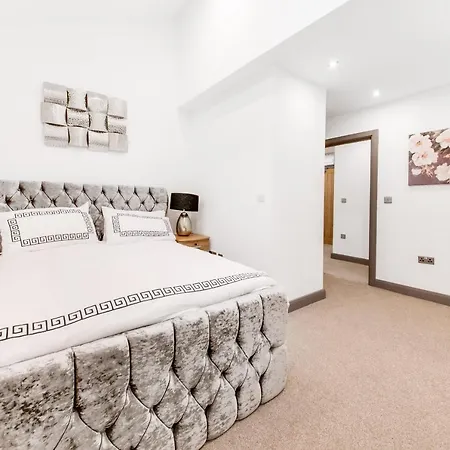 Regina * Bradford (West Yorkshire)